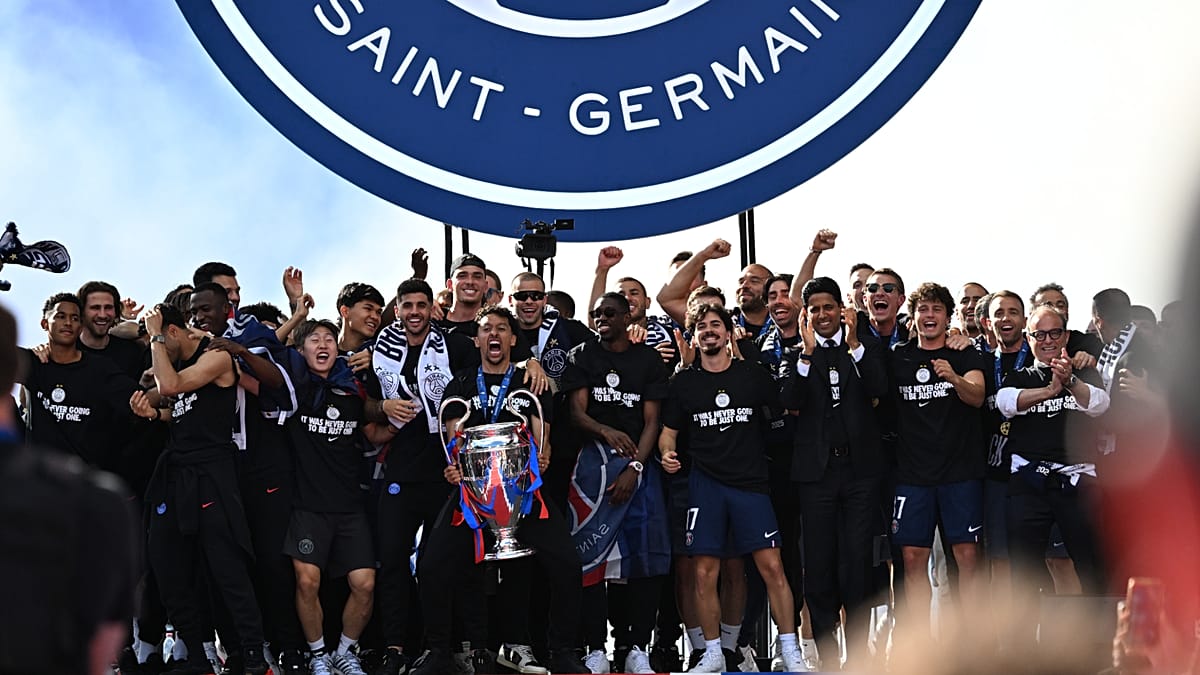 PSG grįžo į Paryžių su Čempionų lygos taure: šventę temdė naktiniai neramumai ir sulaikymai