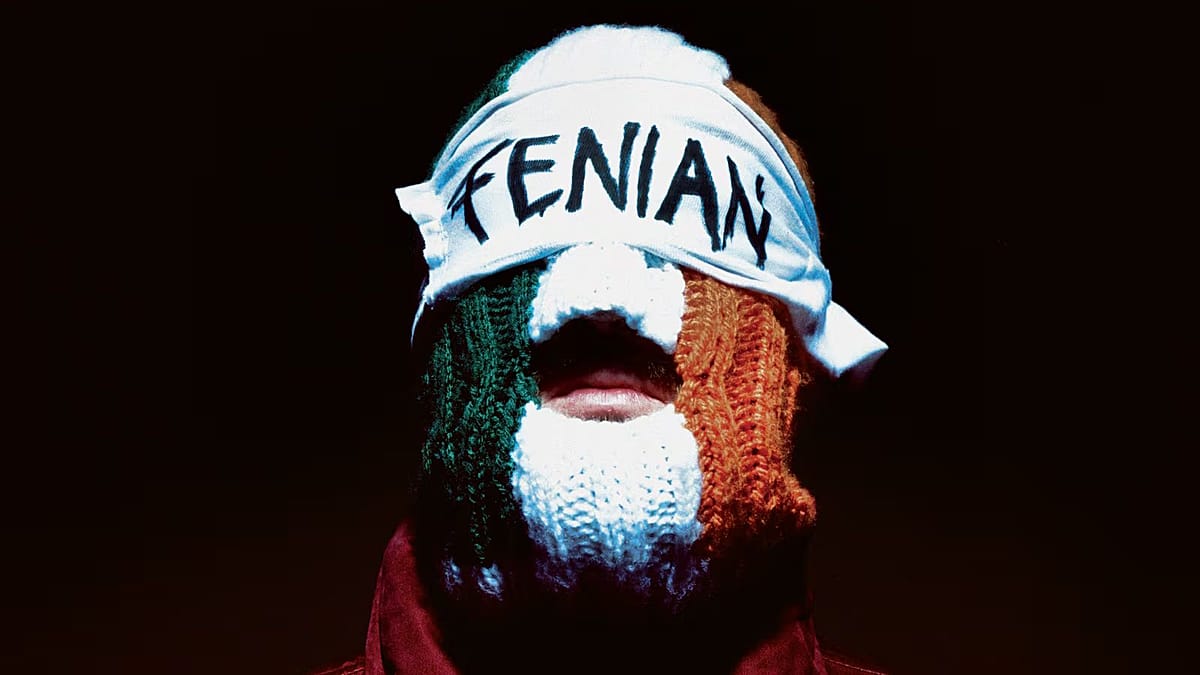 „Kneecap“ grįžta su albumu Fenian: daugiau nei provokacija, muzikoje – politinis pyktis ir ambicija