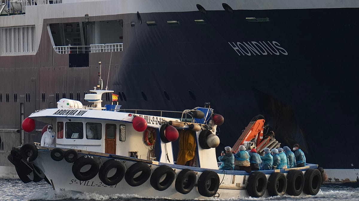 Hantaviruso atvejis kruiziniame laive: „MV Hondius“ vėl švartuojamas Kanaruose dėl audros