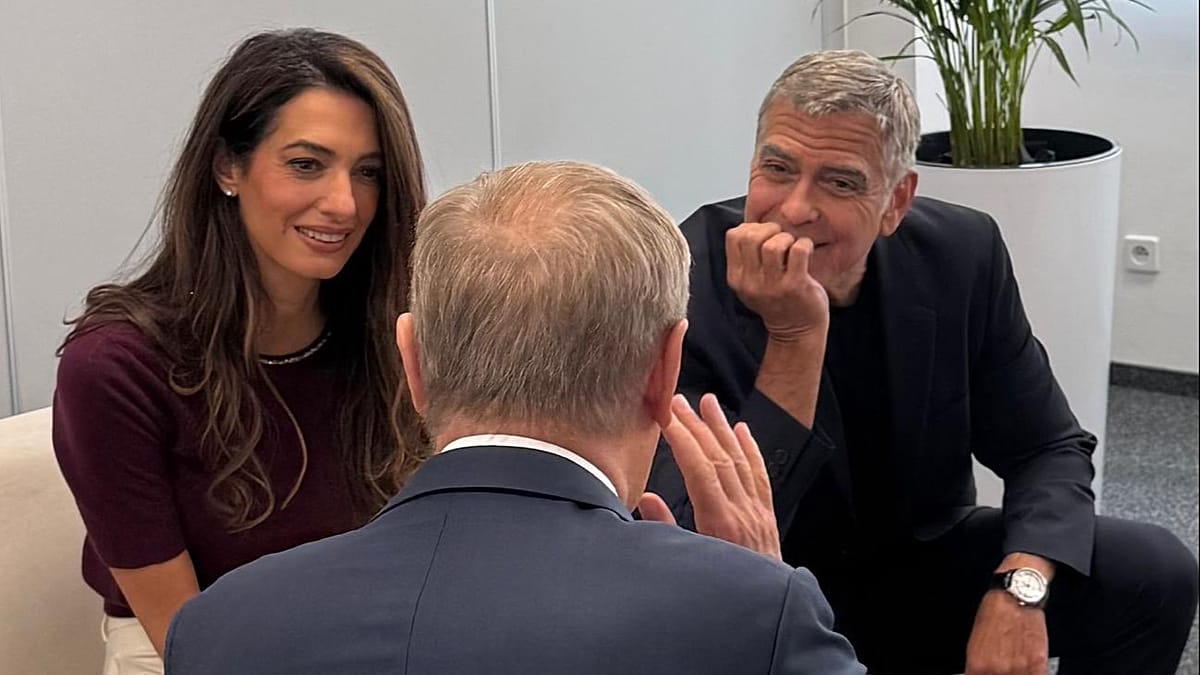 Lenkijos premjeras Donaldas Tuskas susitiko su George’u ir Amal Clooney: frazė apie vardą tapo hitu