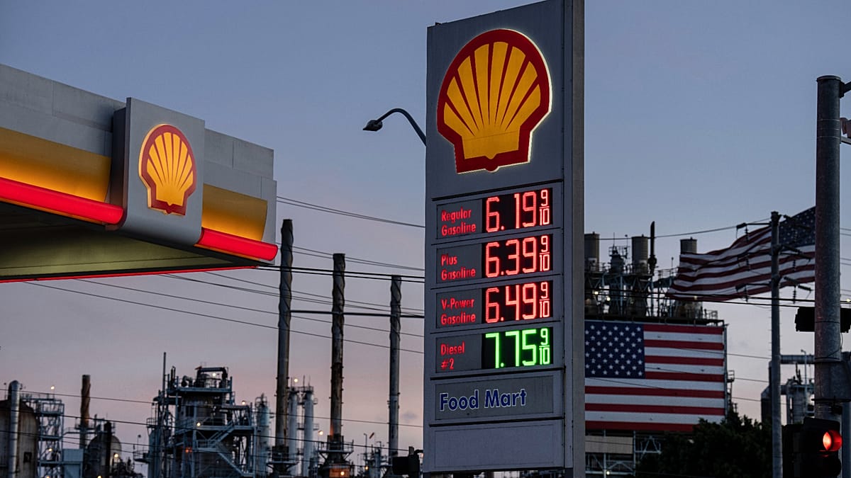 „Shell“ pelnas šoktelėjo 24 proc.: Hormūzo krizė pakėlė naftos kainas ir įplieskė mokesčių ginčą