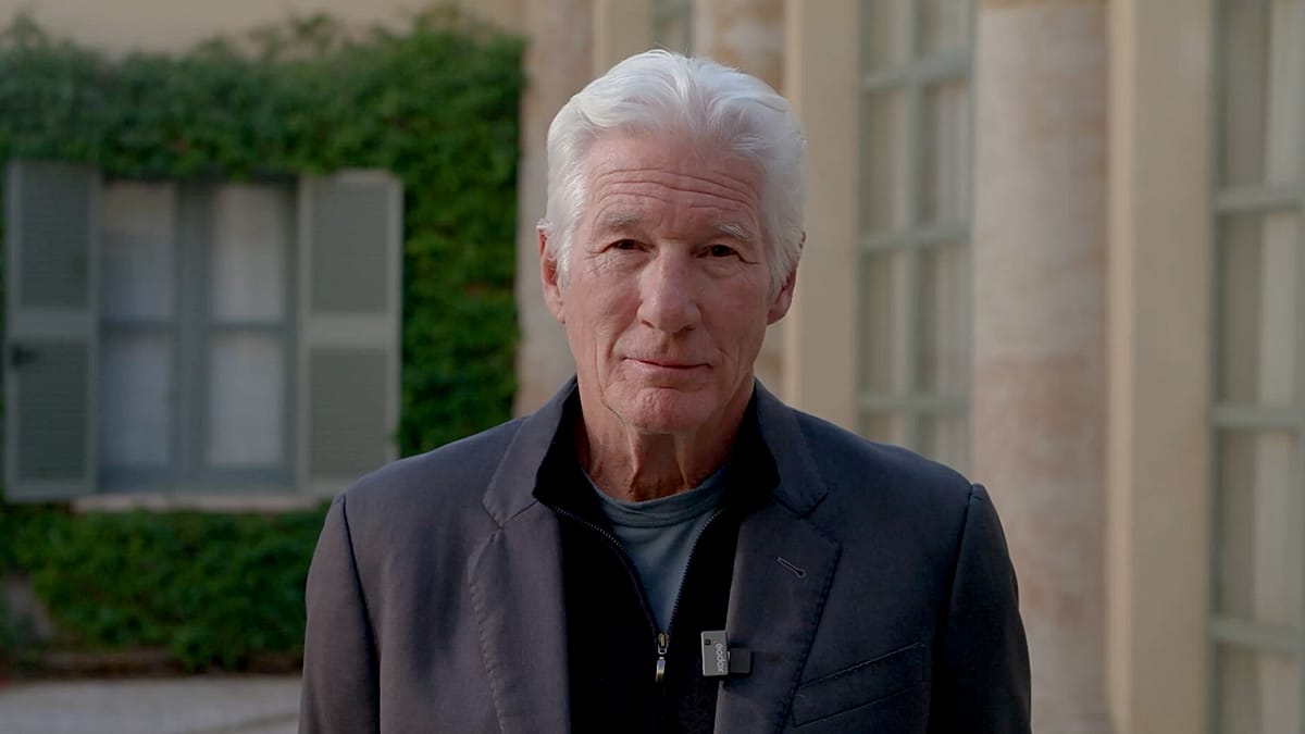 Richard Gere ragina spręsti benamystę: kodėl Housing First tampa miestų politikos ašimi