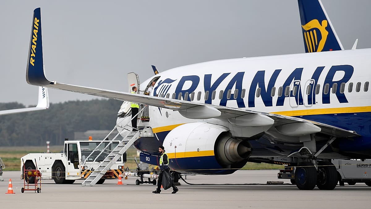 „Ryanair“ pelnas šovė 40 proc.: rekordiniai 2,26 mlrd. eurų, bet perspėja dėl kuro ir „Boeing“