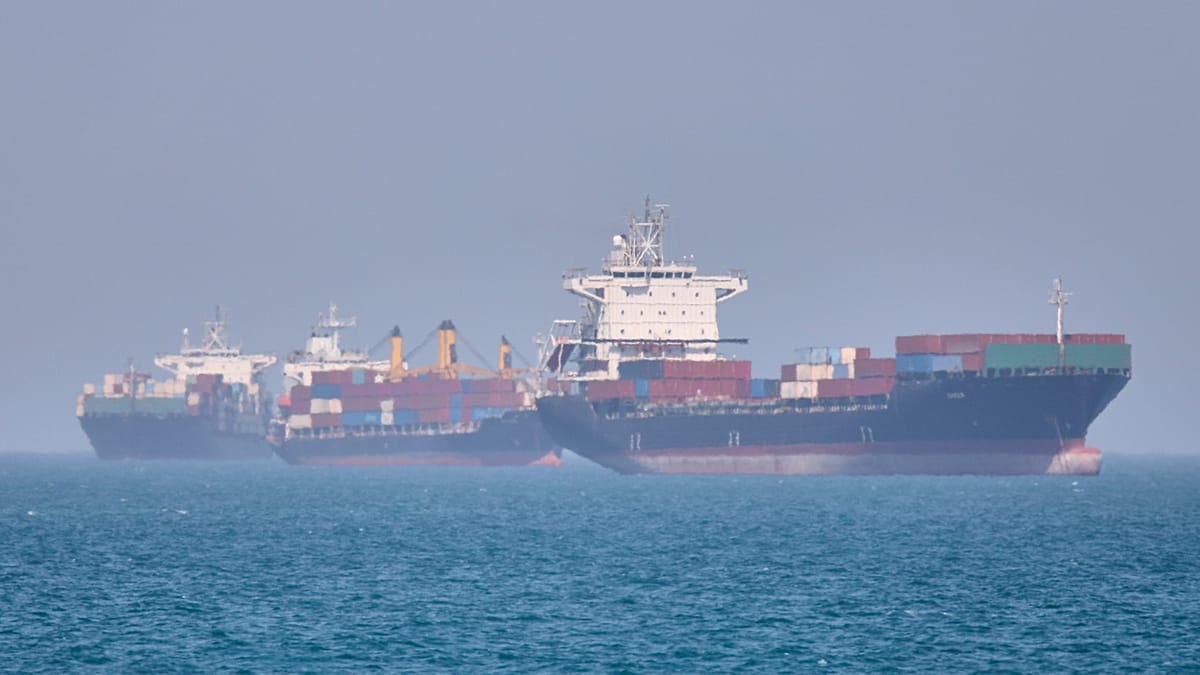 Hormūzo sąsiauris kaista: „Maersk“ ir kiti perbraižo maršrutus, o kainos kyla visiems