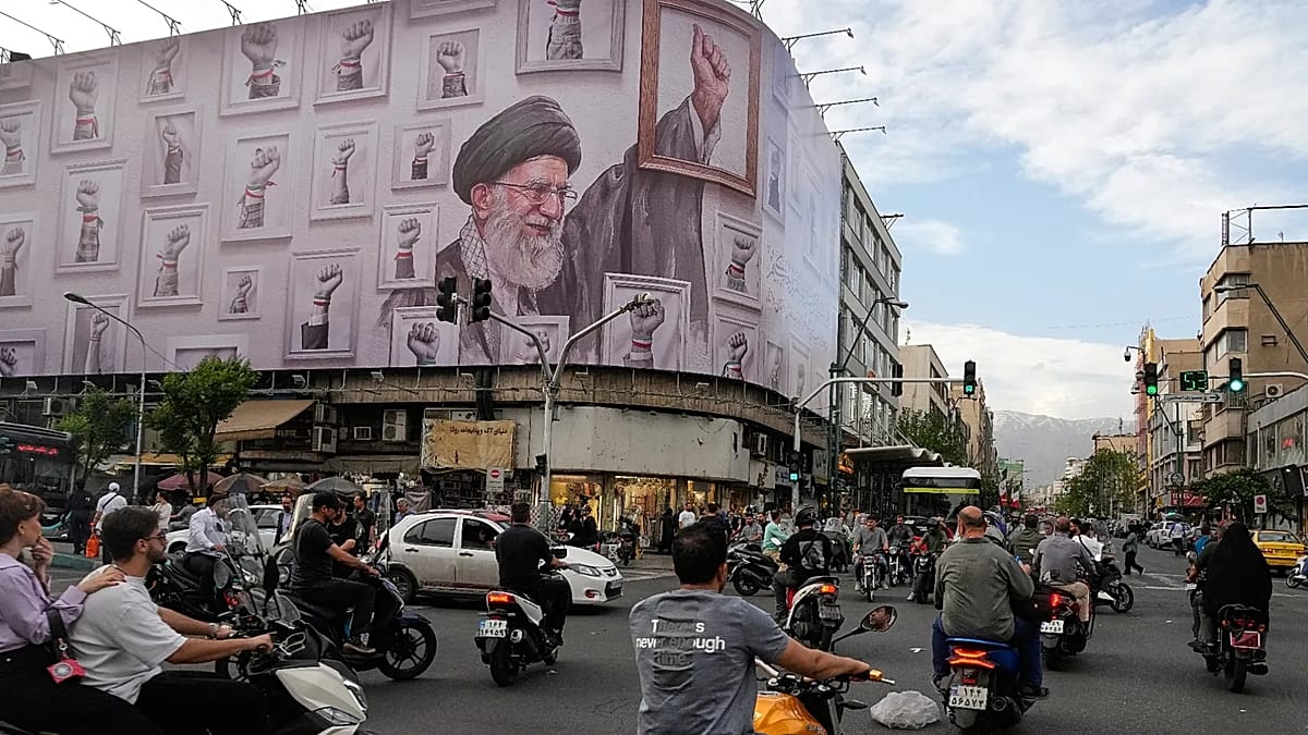 Iraną spaudžia karas ir blokada: infliacija 54 proc., rialis krito perpus – kas toliau?