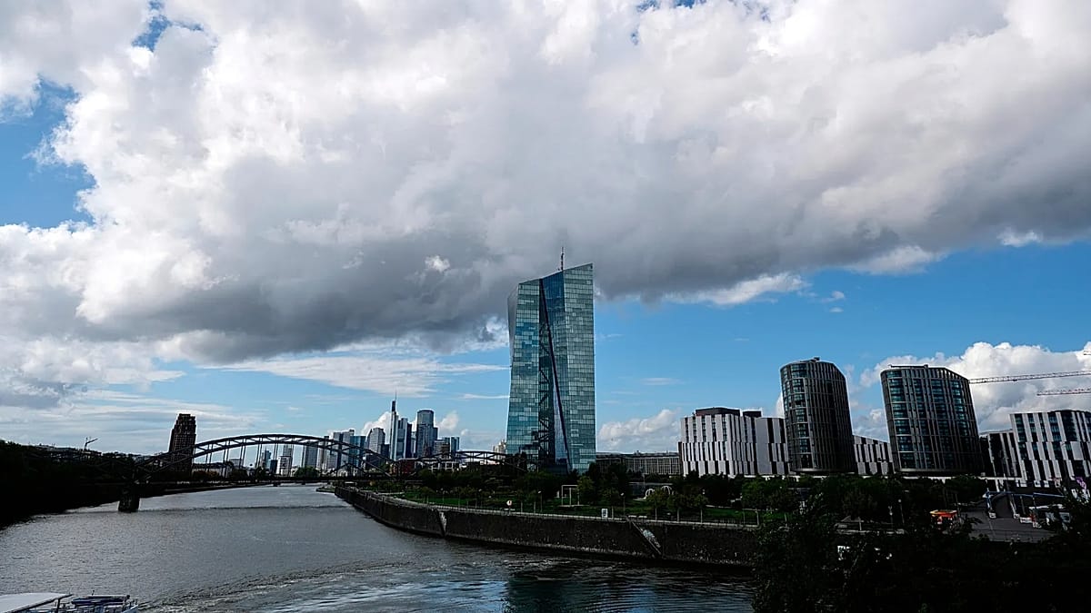 Euro zonai – rimtas signalas: karas Irane smogė verslui, ECB gali tekti griežtinti