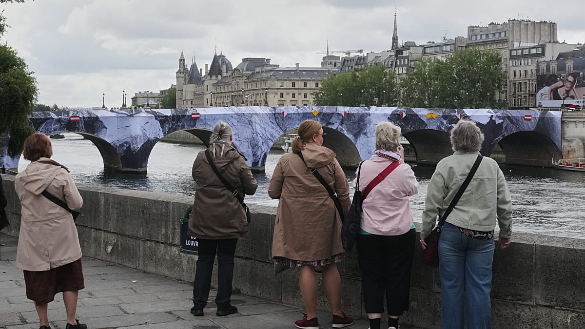 Paryžiaus Pont Neuf virto milžiniška ola: menininkas JR pristato laikino meno instaliaciją