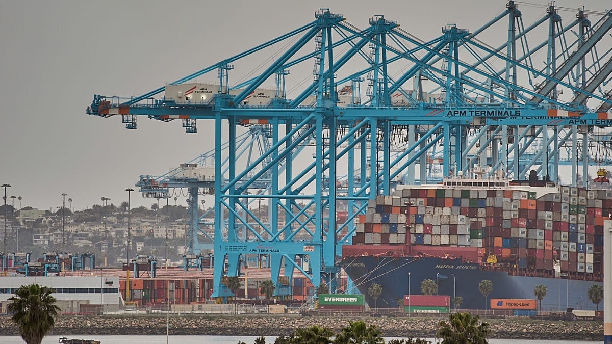 „Maersk“ pelnas smuko 12 kartų: įtampa prie Hormuzo kelia naują smūgį pasaulio prekybai
