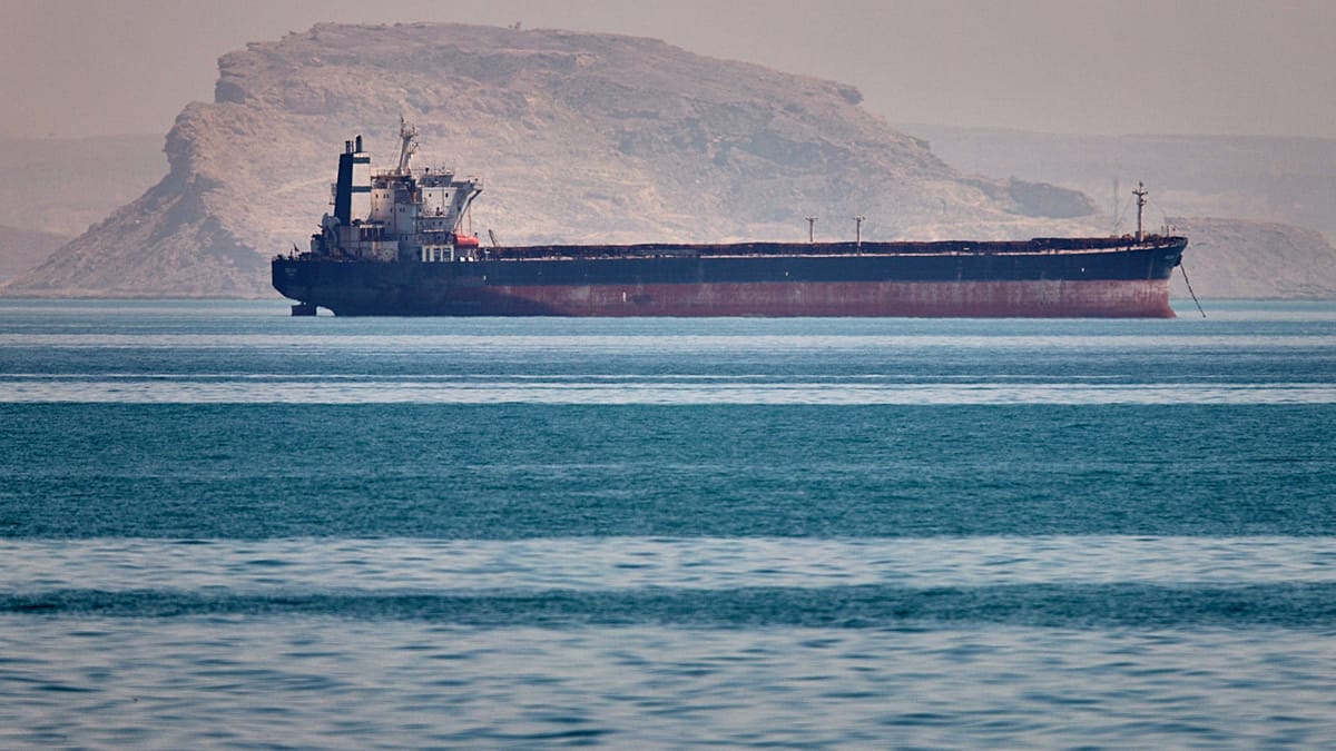 Iran karo paradoksas: nafta šauna į viršų, o auksas krenta – kas iš tiesų saugo nuo infliacijos?