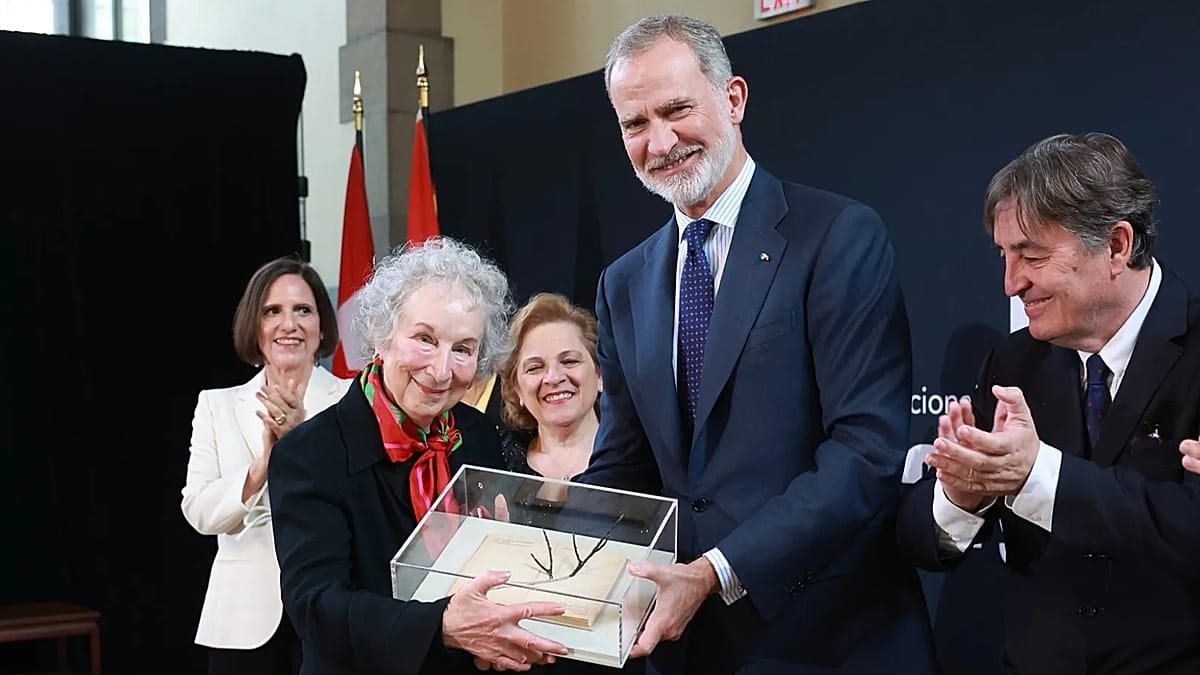 Ispanijos karalius Felipe VI Kanadoje apdovanojo Margaret Atwood: ką reiškia Joan Margarit premija