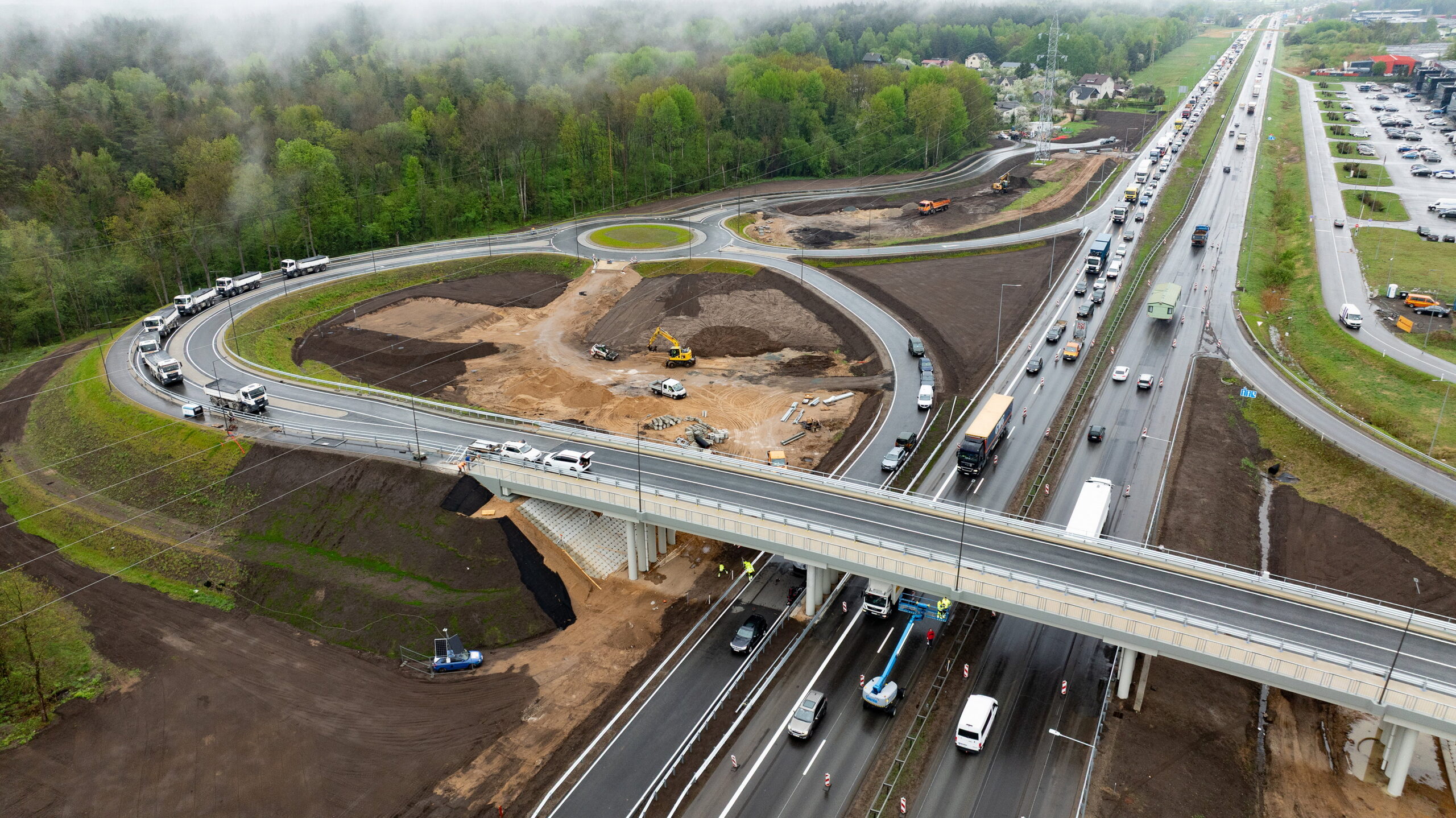 Kaune baigiamas viadukas per A1: sunkvežimiais patikrino apkrovas, atidarymas numatytas birželį