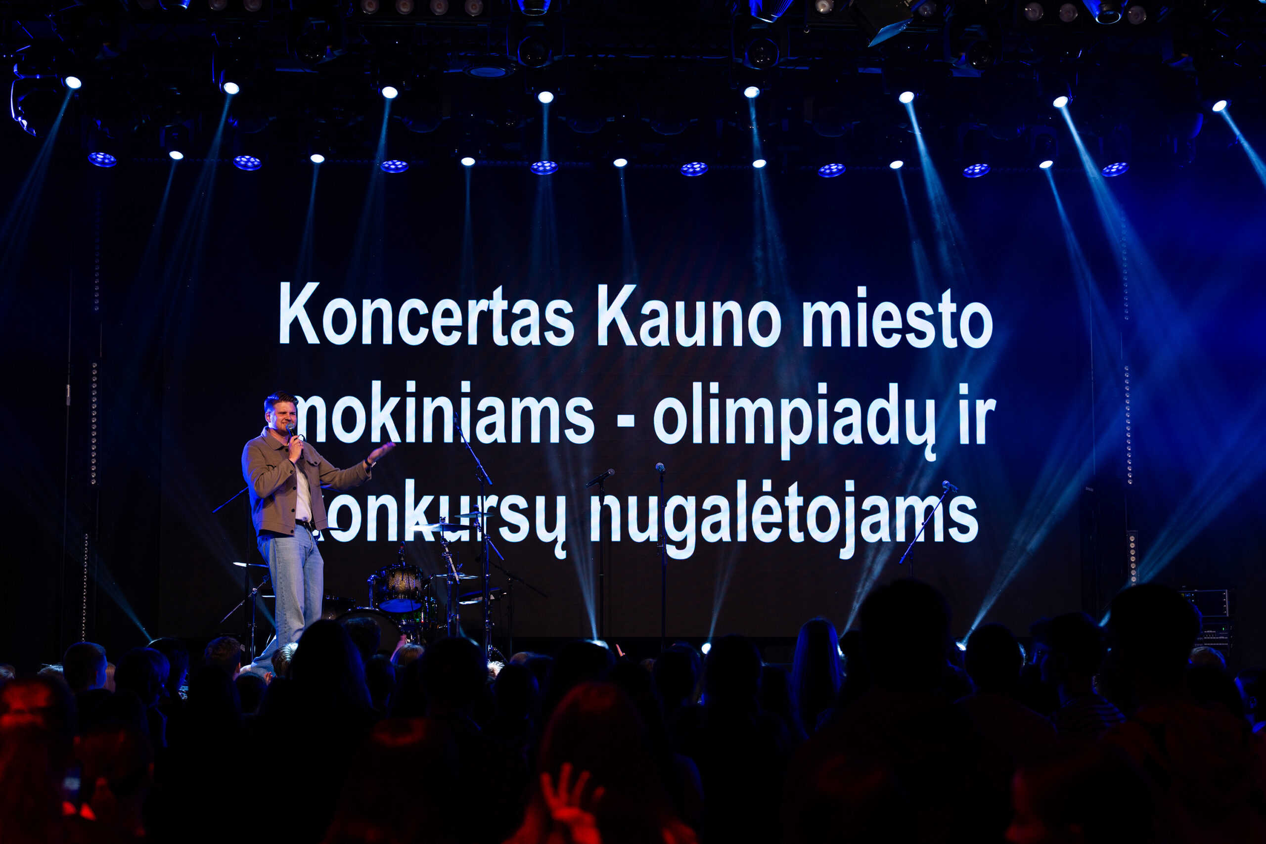 Kaunas apdovanojo 1 000 gabiausių mokinių: padėkos mokytojams ir šventės kulminacija su „The Roop“