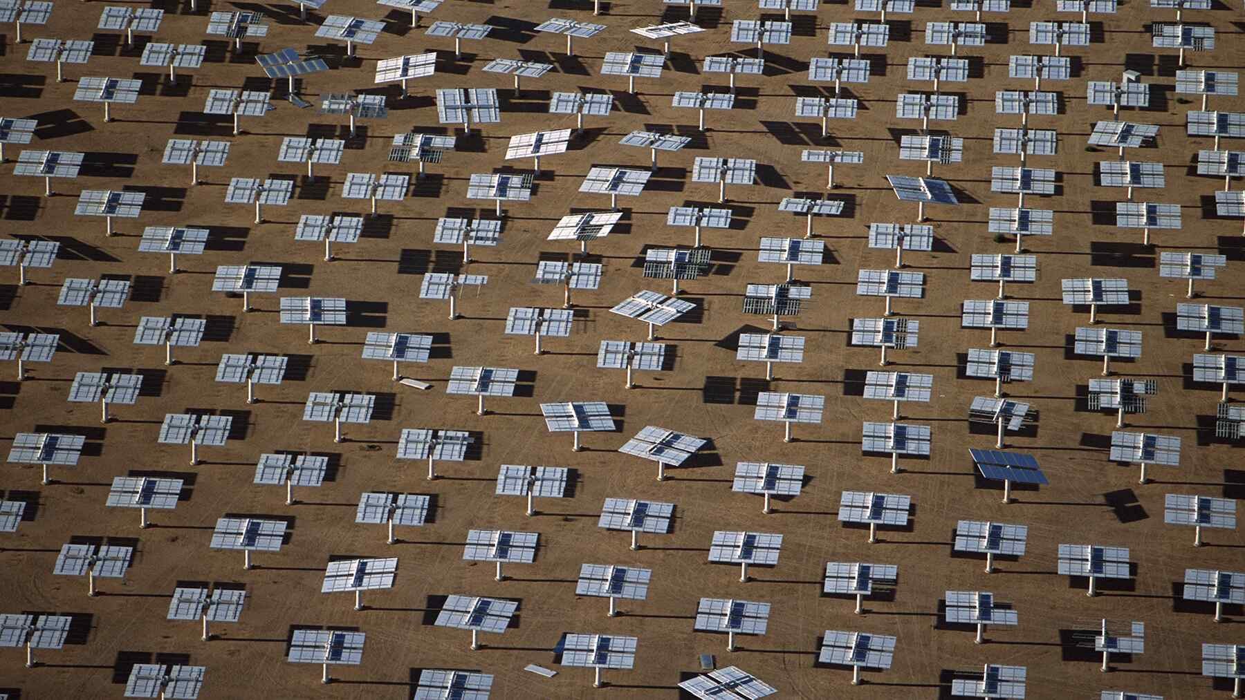 Saulės elektrinės Sacharoje: modeliai rodo tamsius lietaus debesis ir netikėtus klimato pokyčius