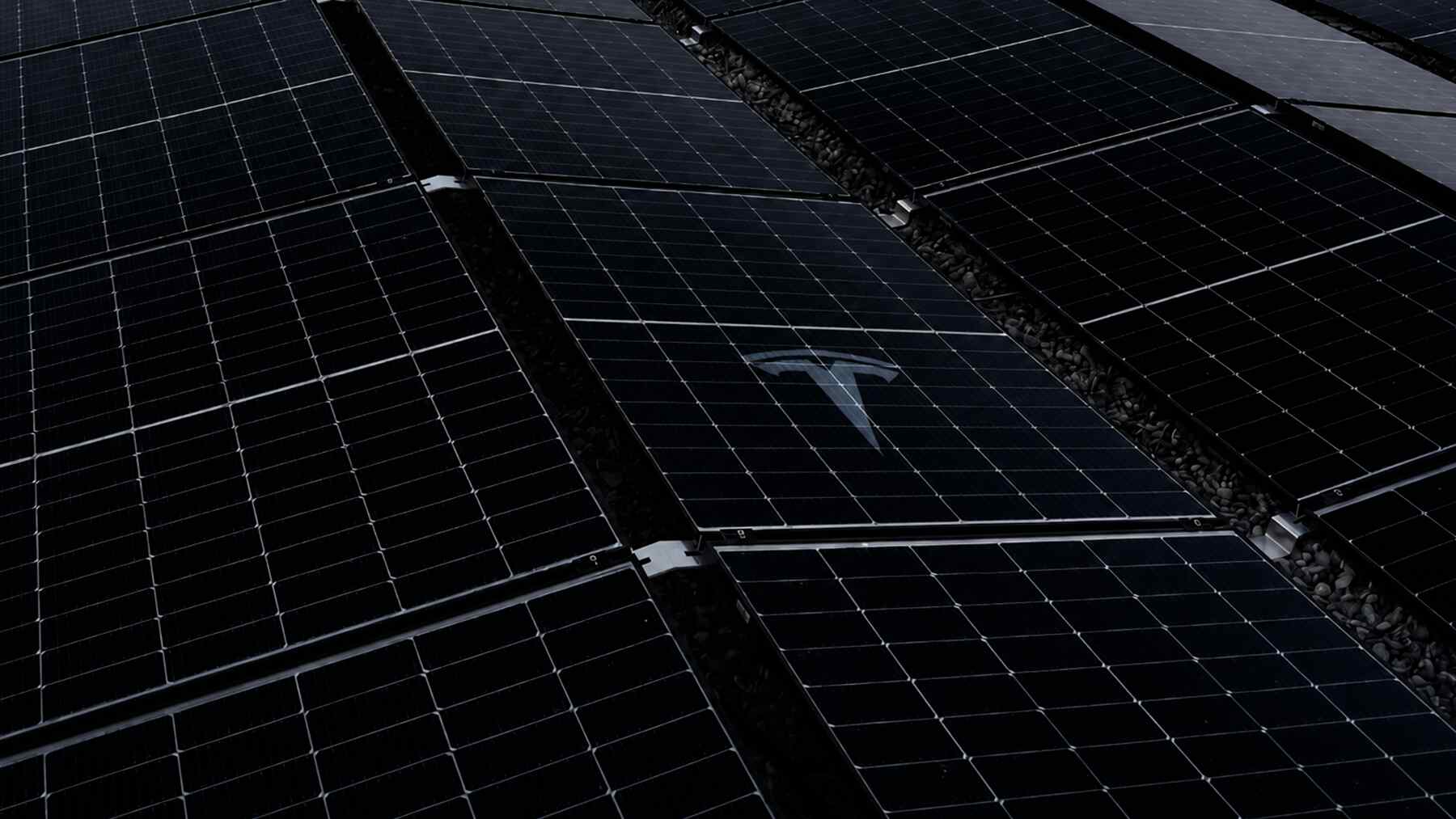 „Tesla“ saulės stogas: pažadas dėl 1 000 montavimų per savaitę neišsipildė, o skaičiai dingo iš ataskaitų