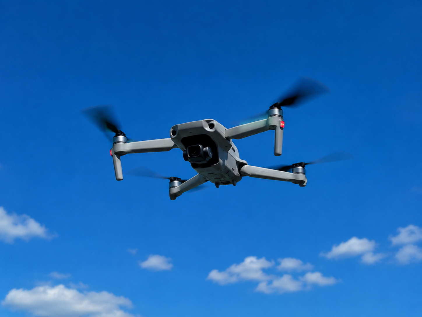 Pastebėjote droną ar gavote oro pavojaus perspėjimą? Svarbiausi veiksmai ir dažnos klaidos