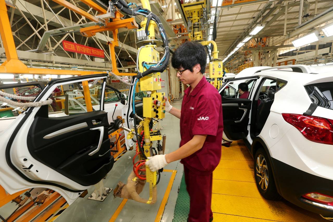Kinijos automobilių gamintojai taikosi į Europos gamyklas: derybos su Stellantis ir Ford