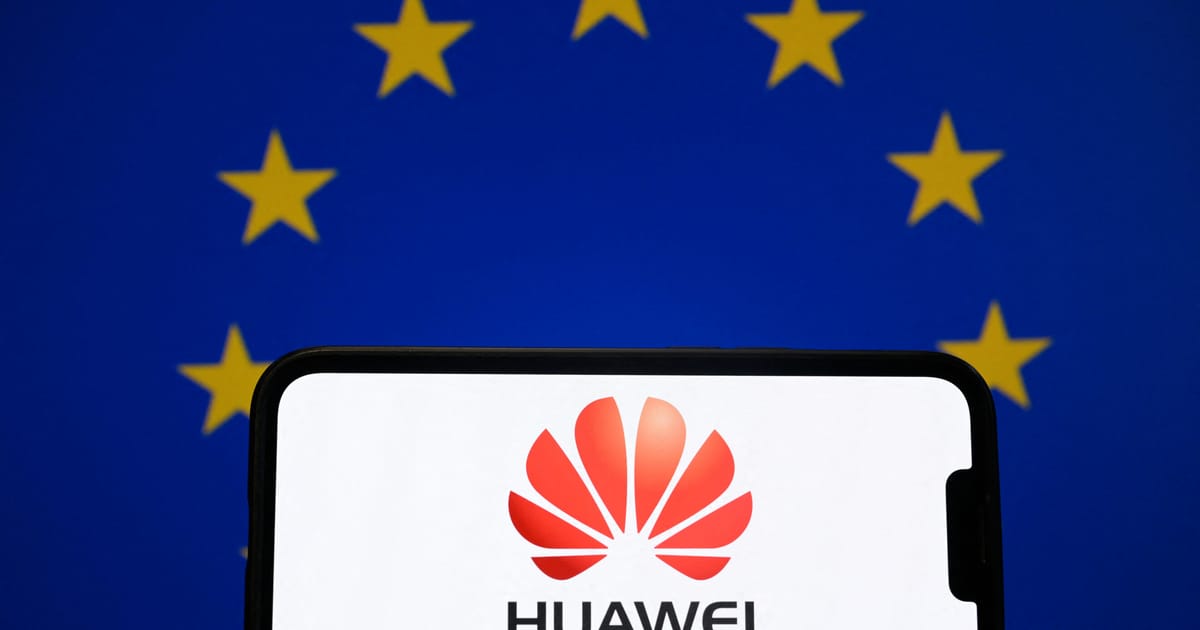 Europos Komisija stabdo ES paramą „Huawei“ saulės inverteriams: ką tai keičia energetikos saugumui