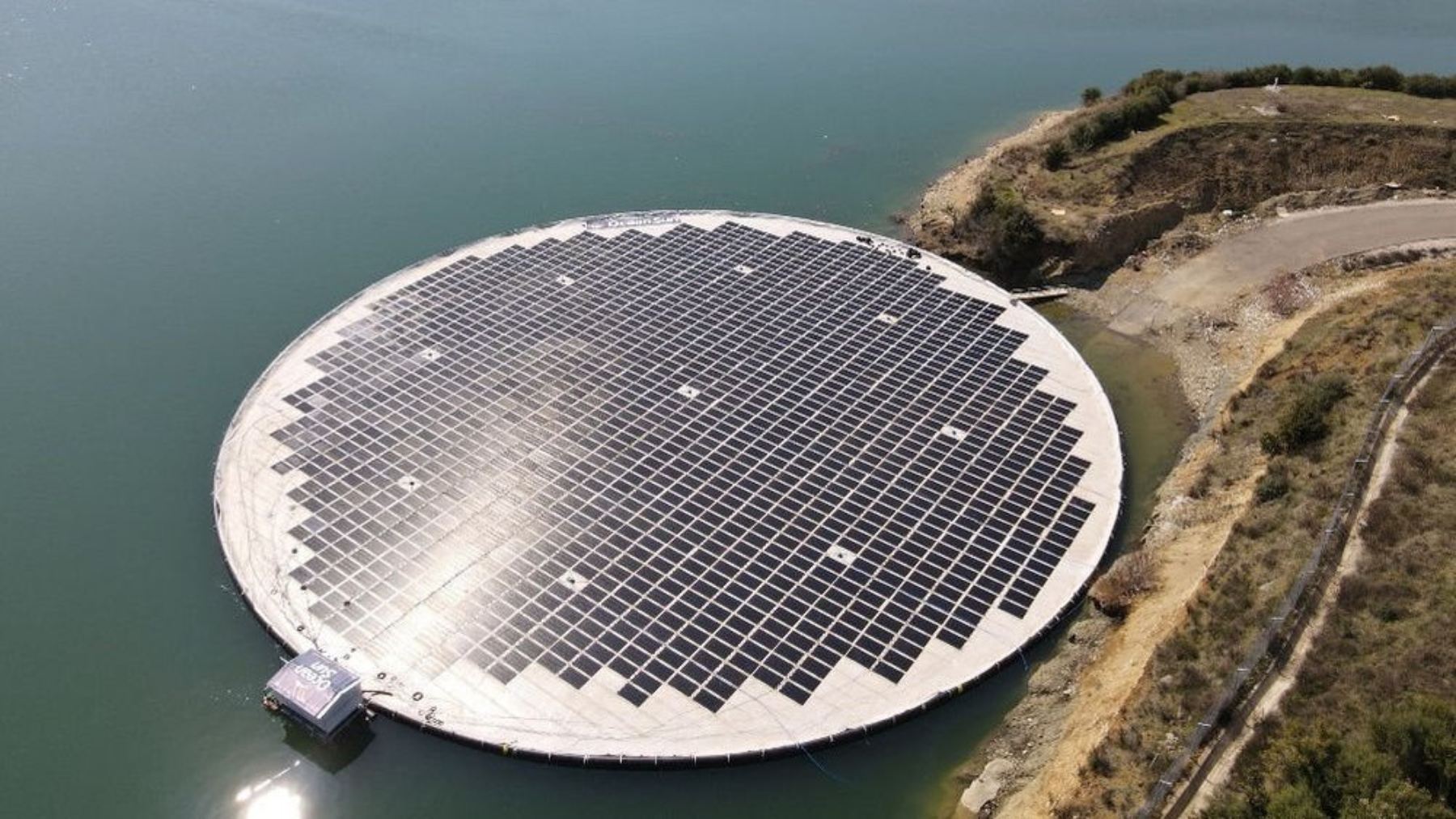 Albanijos Banja tvenkinyje įrengta plūduriuojanti saulės elektrinė sugriuvo po netikėto viesulo