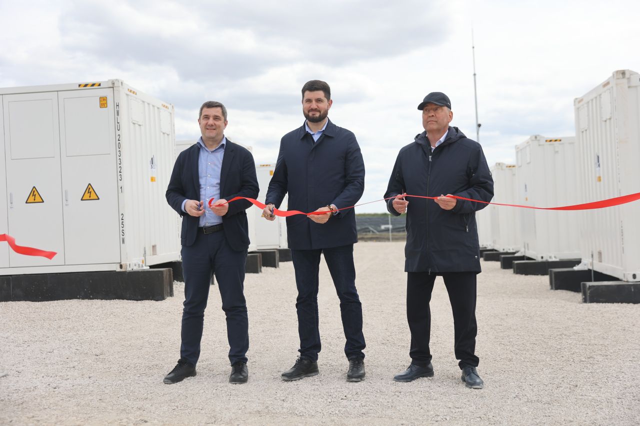 Moldova atidarė didžiausią šalyje energijos kaupimo parką: 60 MWh baterijos šalia 50 MW saulės