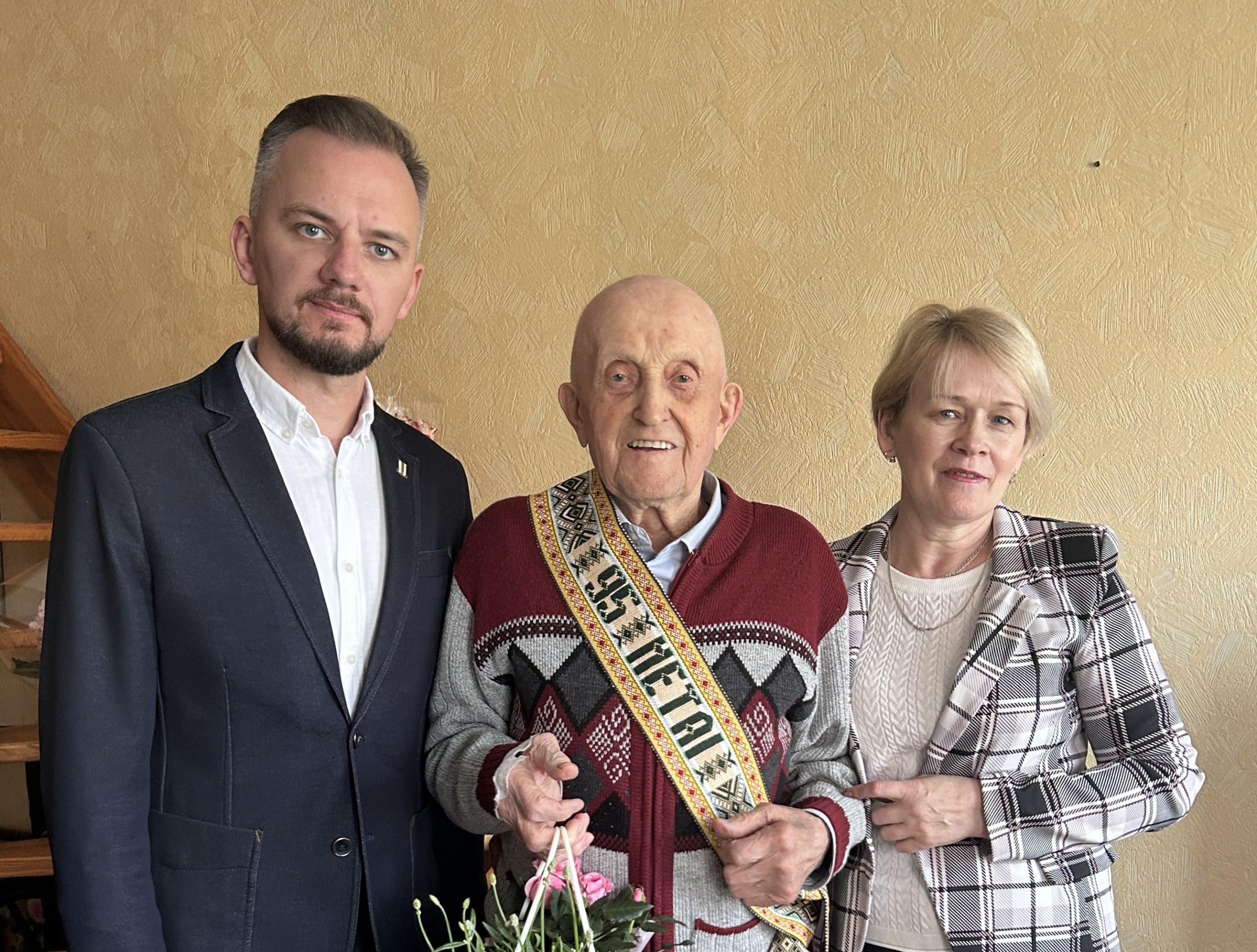 Kiškėnuose 95-ąjį jubiliejų švenčiantis Edvardas Žiogas sulaukė vicemero ir seniūnės sveikinimų