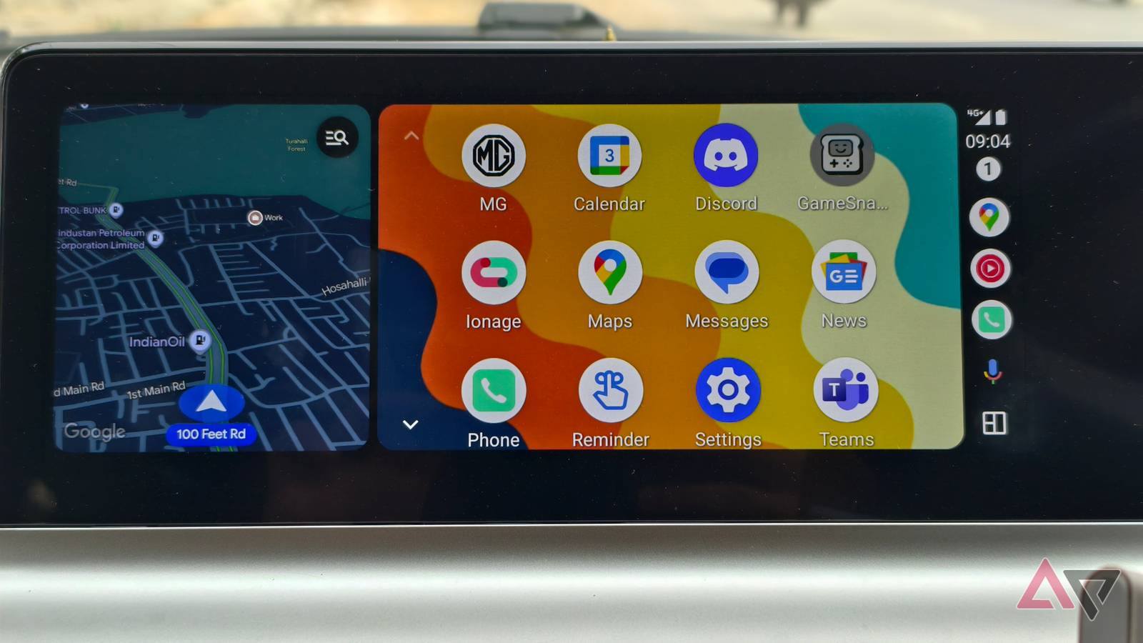 „Google“ tyliai ruošia didelį „Android Auto“ pokytį: ekrane atsiras valdikliai ir naujos galimybės