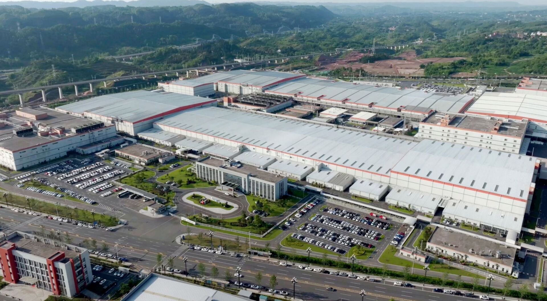 „CATL“ Vengrijoje startavo baterijų modulių surinkimą: ką reiškia 5 GWh linija Europos EV rinkai