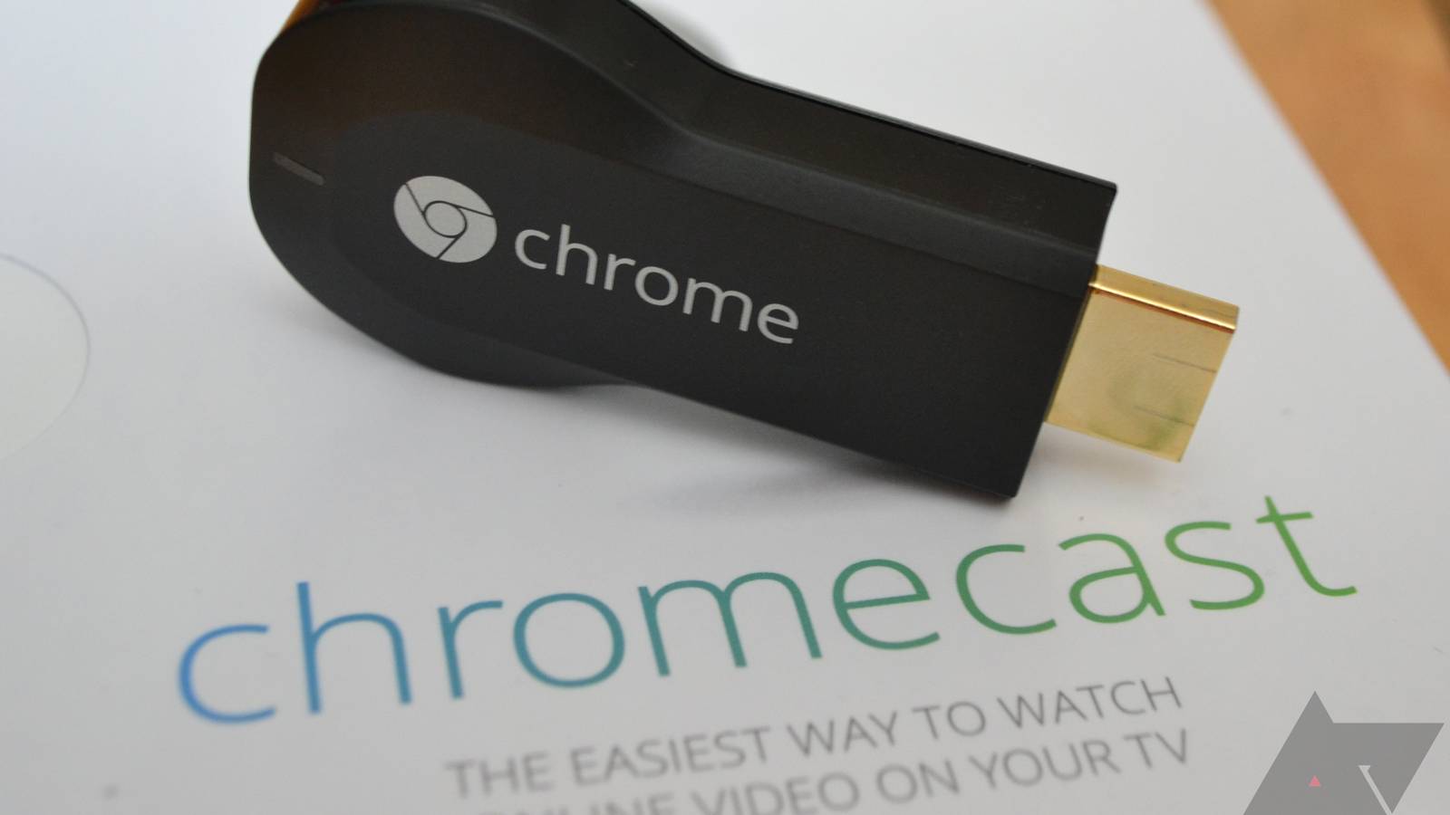 Pirmasis „Google“ Chromecast staiga miršta: neveikia „Youtube“ ir kitos programos, įtaria tyčinį žingsnį