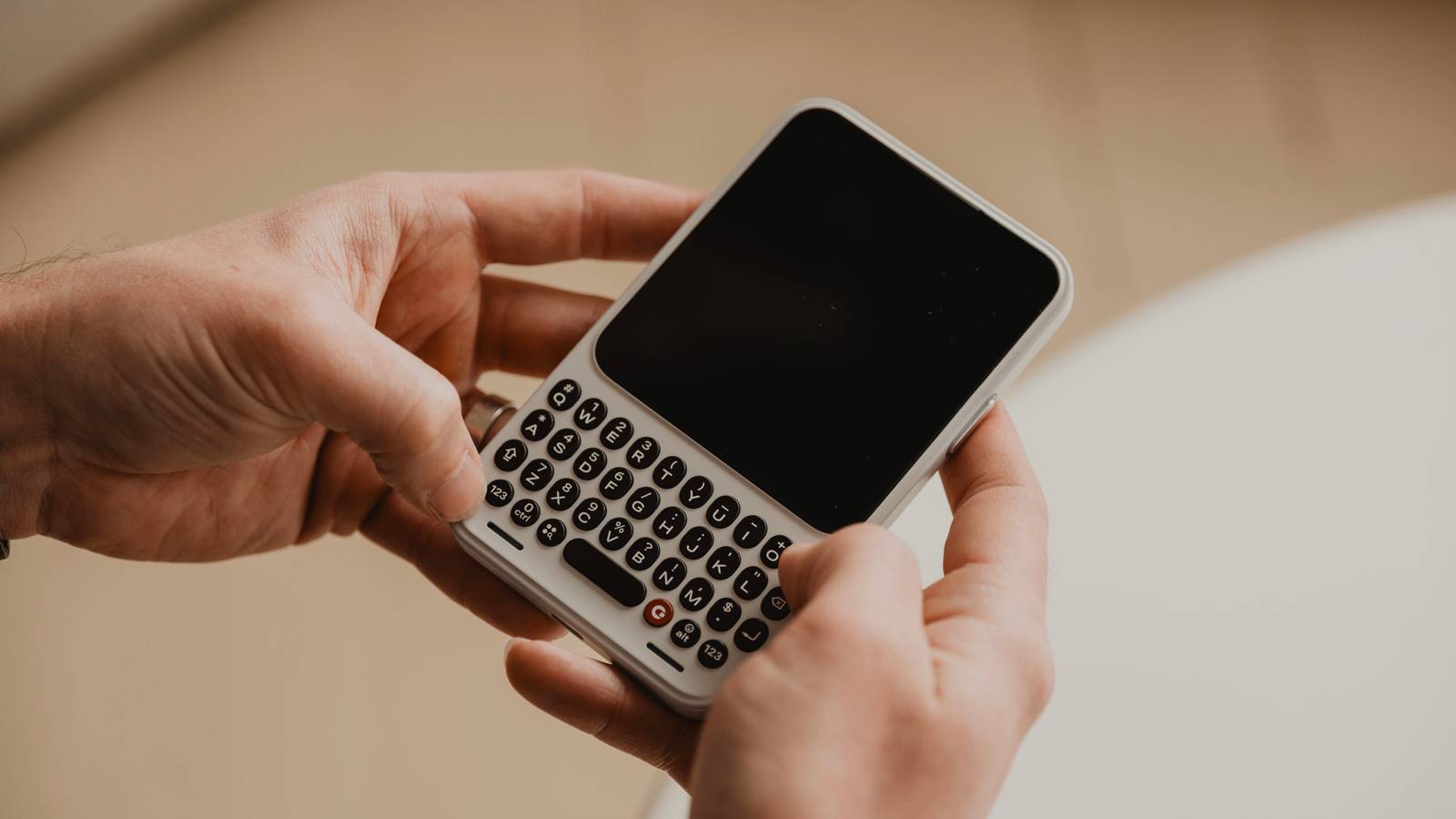 „Clicks“ meta rimtą iššūkį rinkai: telefonas su QWERTY klaviatūra gaus didesnę bateriją ir „Android 17“