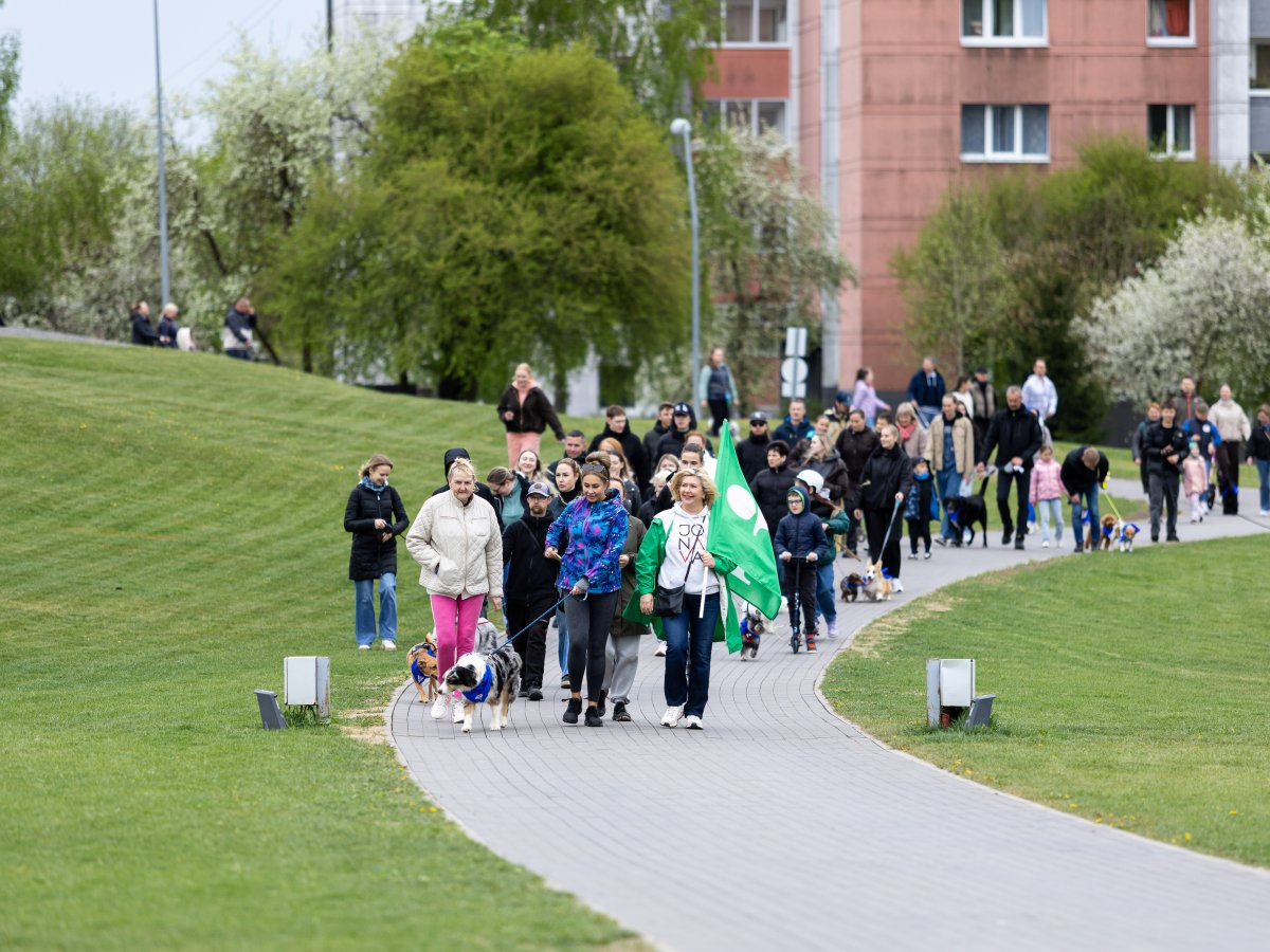 Jonavoje vyko „ŠUOlimpiada“: eisena, varžybos ir prizai subūrė šunis bei jų šeimininkus