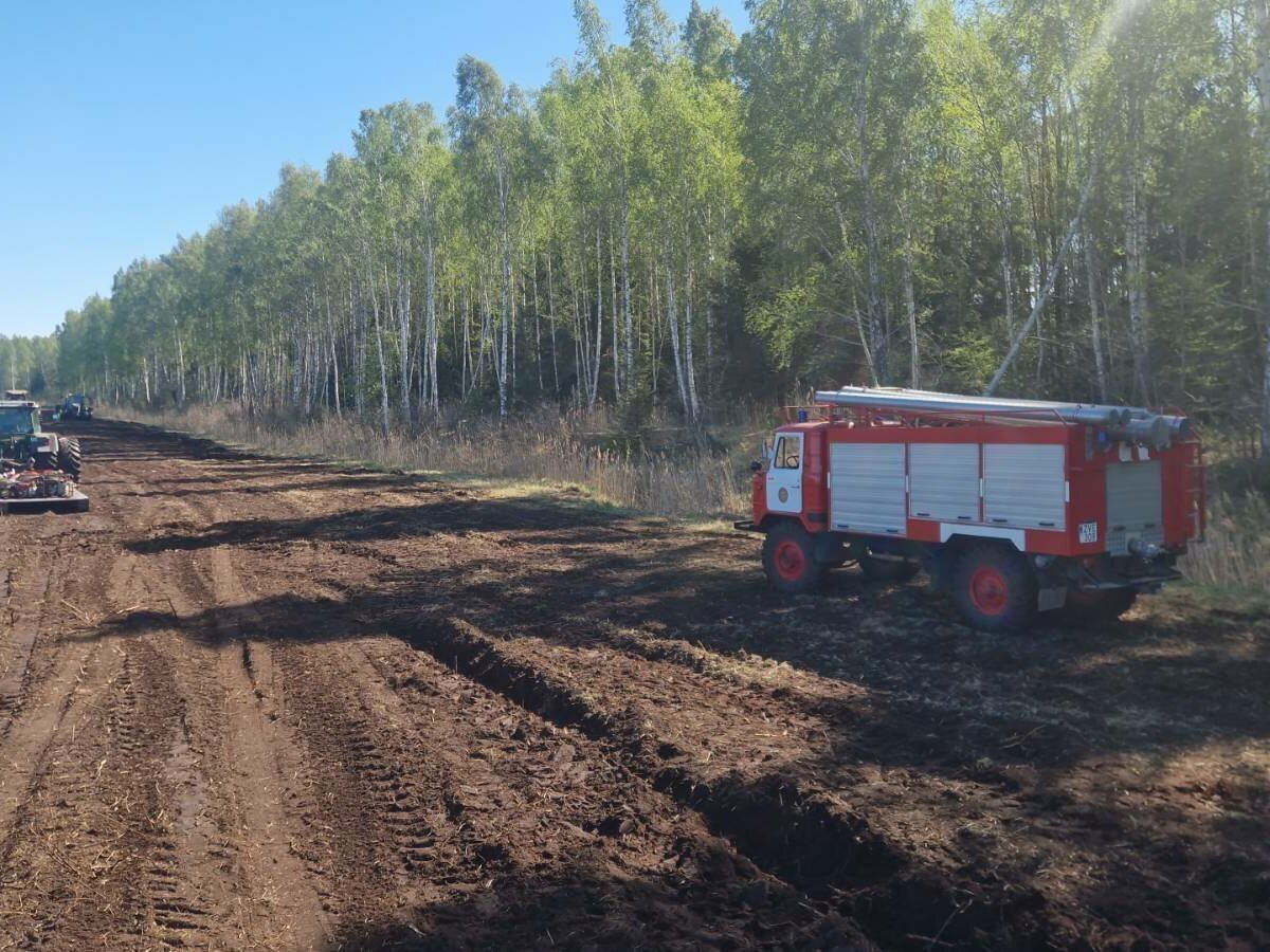Šepetos durpyno gaisras užgesintas: po lokalizacijos naktį patruliuota, baigti vandens pylimo darbai