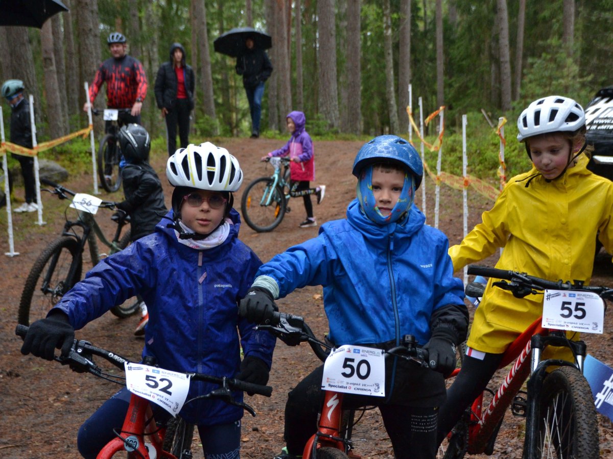Ignalinos jaunieji dviratininkai nepabūgo lietaus: pergalės MTB taurėje Rokiškio rajone