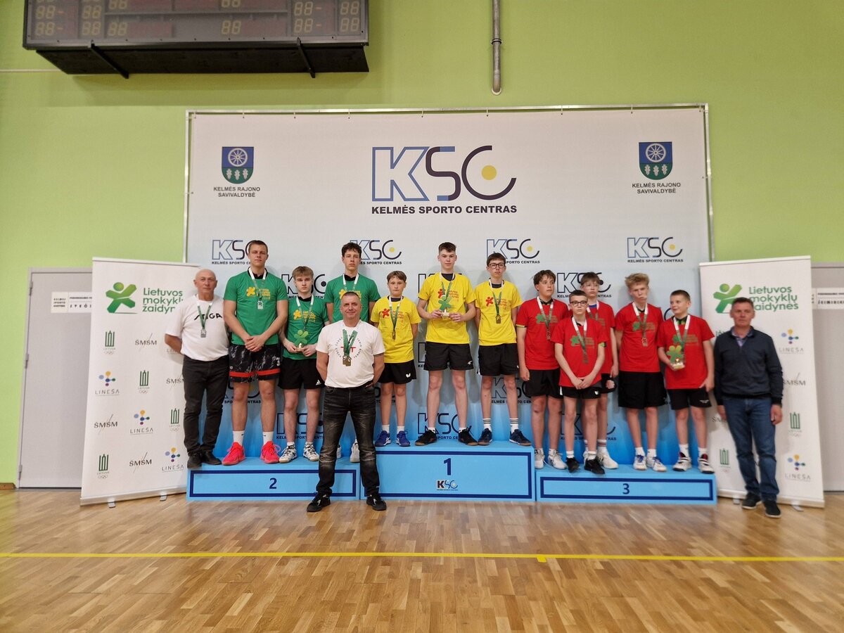 Mickūnų gimnazijos stalo tenisininkai Kelmėje laimėjo finalą: merginos ir vaikinai vėl čempionai