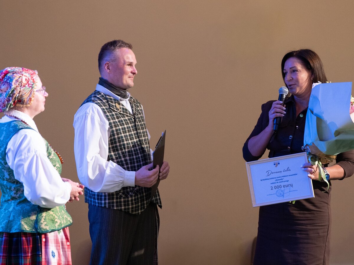 Rūdiškių folkloro ansambliui „Diemedis“ – 30: jubiliejus su svečiais ir 2 000 eurų dovana