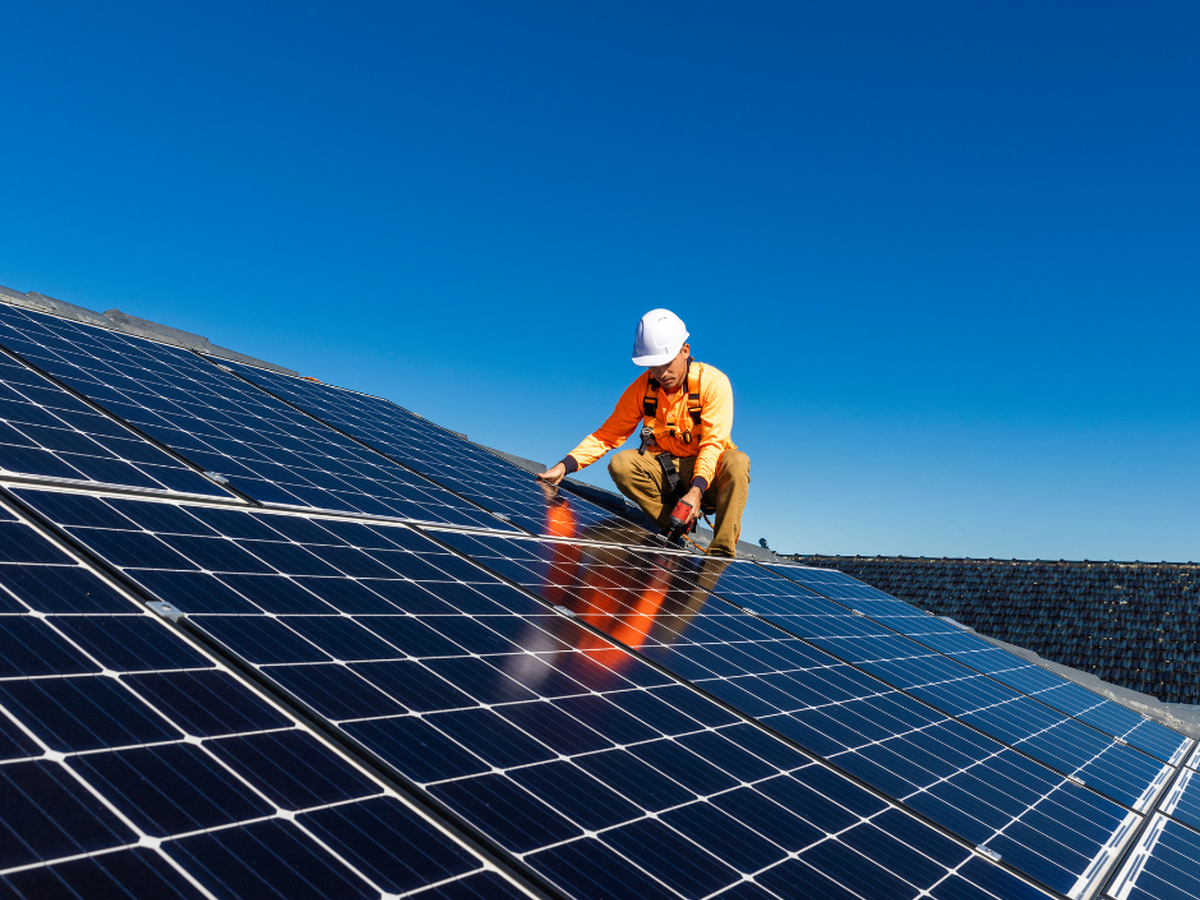 Saulės elektrinė ant stogo ar fasado: kada privalomas statybos leidimas ir projektas saugomose teritorijose?