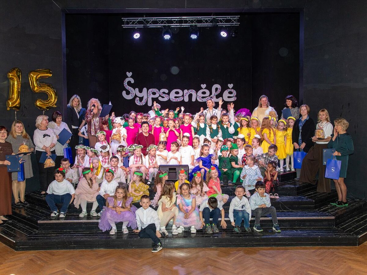 Visagine nuskambėjo XV dainų festivalis „Šypsenėlė“: 122 vaikai iš Lietuvos ir Latvijos vienoje scenoje