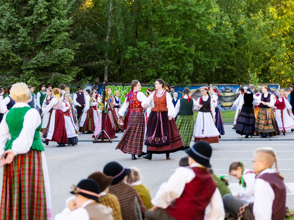 Rukloje susitiko moksleivių folkloro kolektyvai: repeticija prieš Dainų šventę Vilniuje