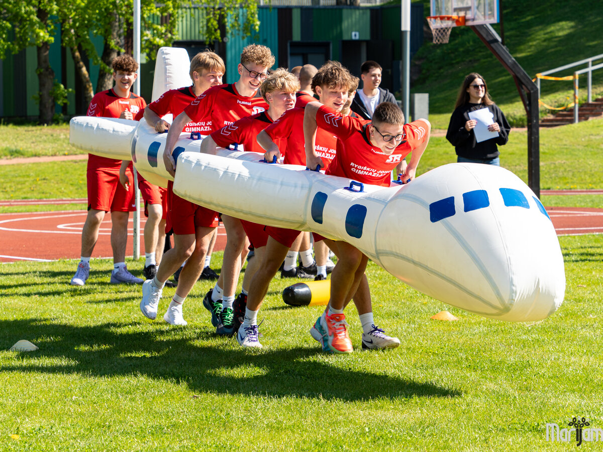 Marijampolėje vyko Iššūkių diena 2026: mokiniai varžėsi komandiniuose išbandymuose stadione