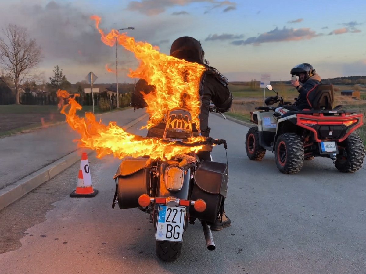 Trakų rajone liepsnose važiavęs motociklininkas pagerino rekordą ir sukūrė naują iššūkį