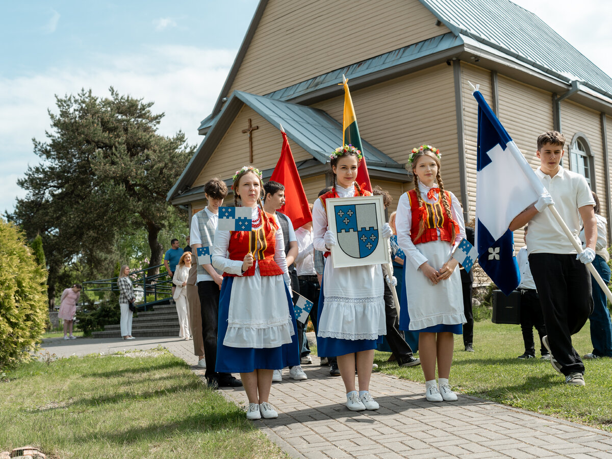 Bezdonyse pristatytas naujasis herbas: ką simbolizuoja alyvos žiedai ir istorinis Jėzuitų palikimas