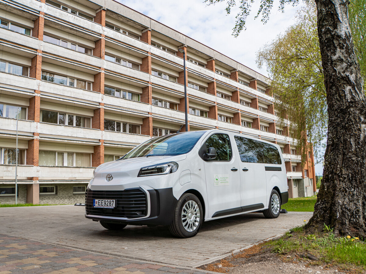 Lazdijų sveikatos centro mobilioji komanda gavo elektromobilį: pacientus namuose pasieks greičiau