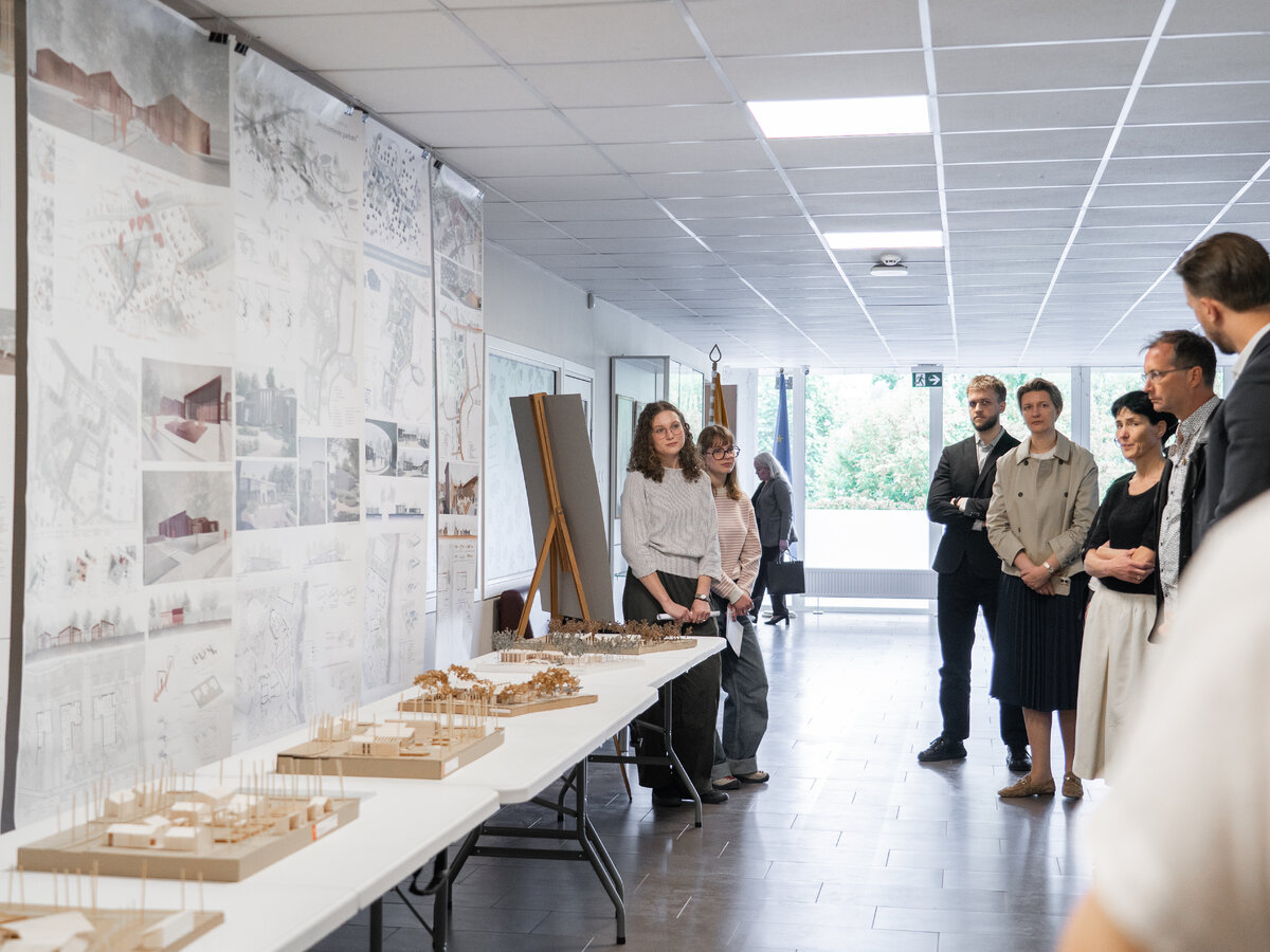 Vilniaus rajono savivaldybėje atidaryta VILNIUS TECH studenčių paroda: Kasmiškių centro vizijos
