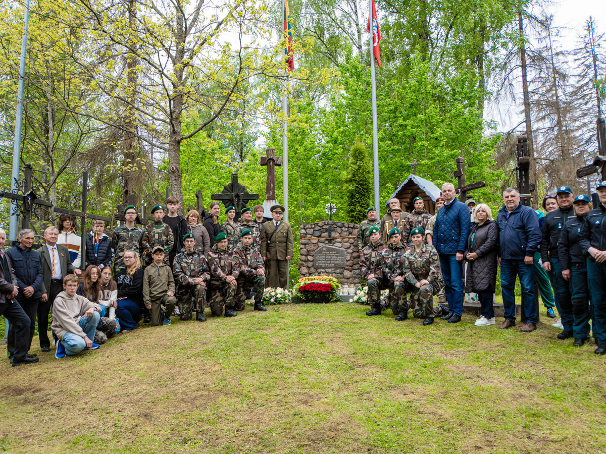 Kalniškės mūšio 81-osios metinės: lietus nesutrukdė žygiui ir pagarbai žuvusiems partizanams