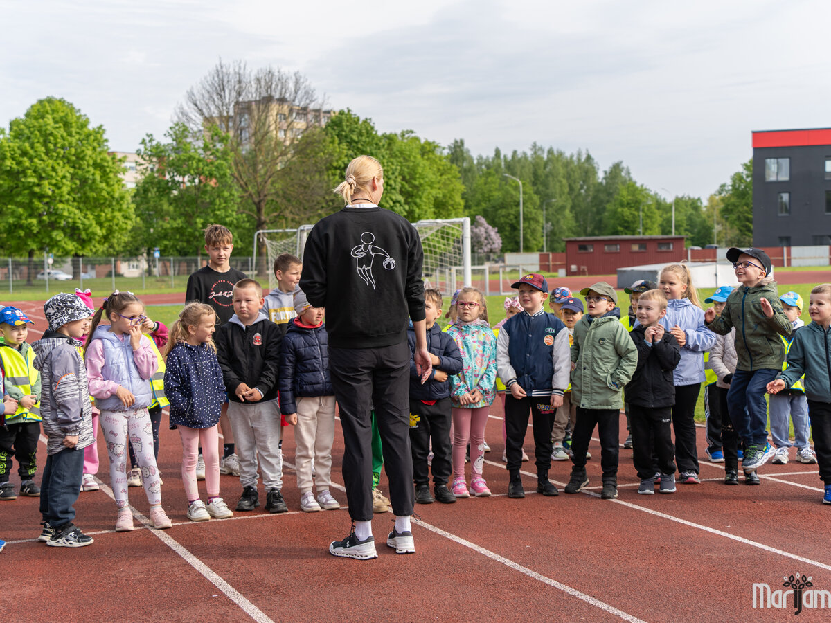 Marijampolėje startavo „Sporto savaitė 2026“: darželinukai išbandė ringą, šaškes ir kamuolio žaidimus