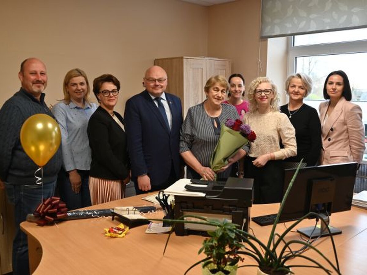 Pakruojo savivaldybėje atsisveikinta su 22 metus dirbusia Danute Ivanauskiene: kolegų padėkos ir linkėjimai