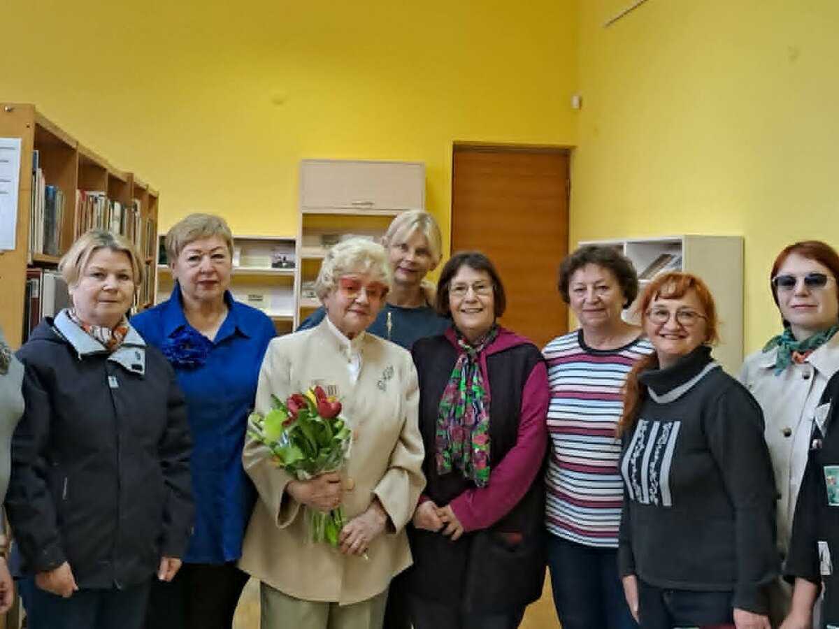 Visagino bibliotekoje atidaryta Galinos Charbedijos karoliukų paveikslų paroda „Amžinas žydėjimas“ iki gegužės 22 dienos