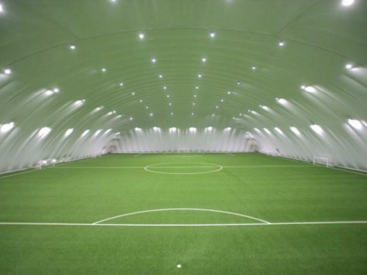 Klaipėdoje kyla futbolo maniežas su oro kupolu: darbai įsibėgėja, aiškėja 3 mln. eurų projekto apimtis