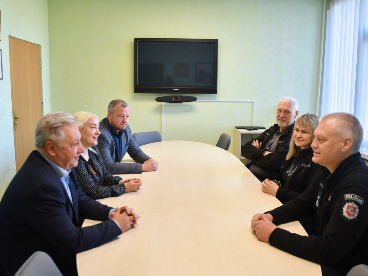 Joniškyje pristatytas naujas policijos komisariato viršininkas: aptarti svarbiausi gyventojų saugumo prioritetai