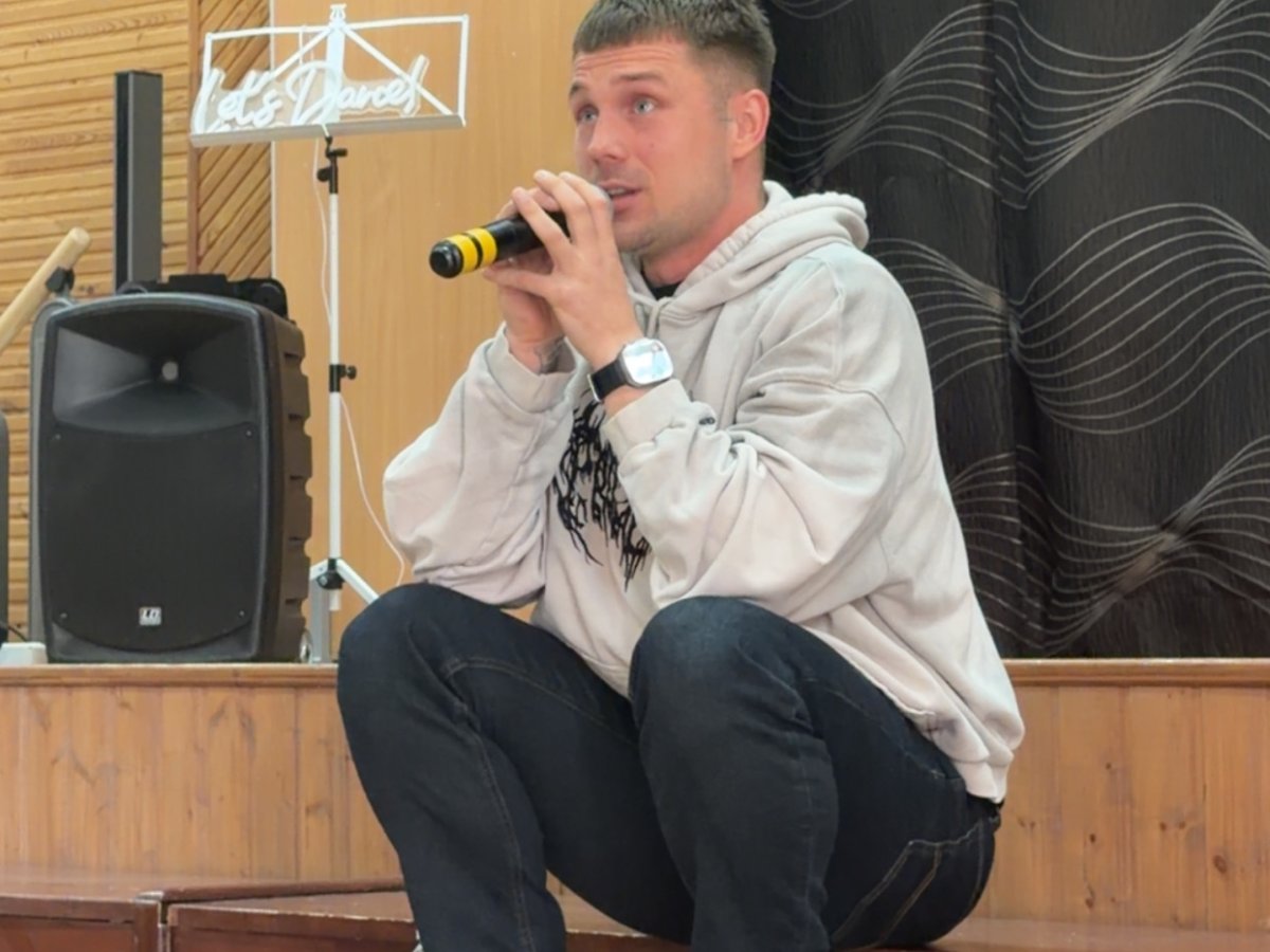Atviras pokalbis Zarasų mokyklose: atlikėjas Atikin su jaunimu kalbėjo apie priklausomybes ir patyčias