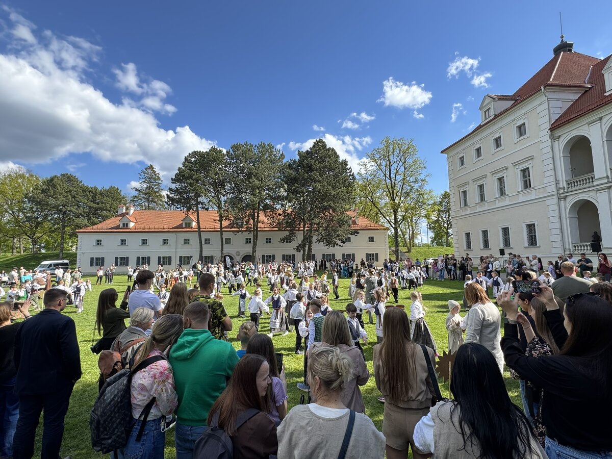 Šeimų diena Biržuose: pilies kieme vyko festivalis „Sėjau rūtą“, paskelbta Metų šeima 2026