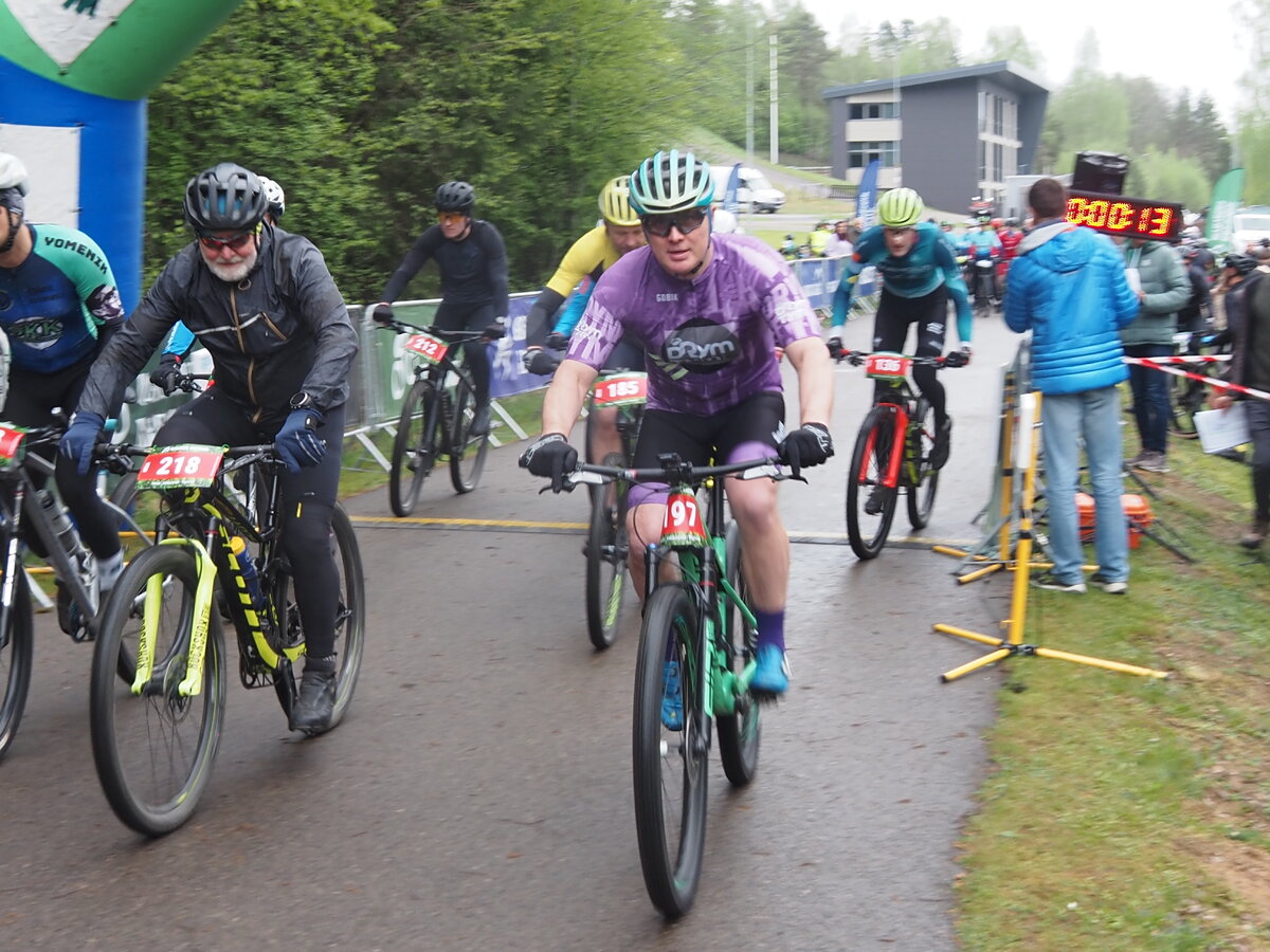 Jubiliejinis tarptautinis MTB maratonas „Wilia“ Nemenčinėje: šimtai sportininkų ir purvinas iššūkis trasoje